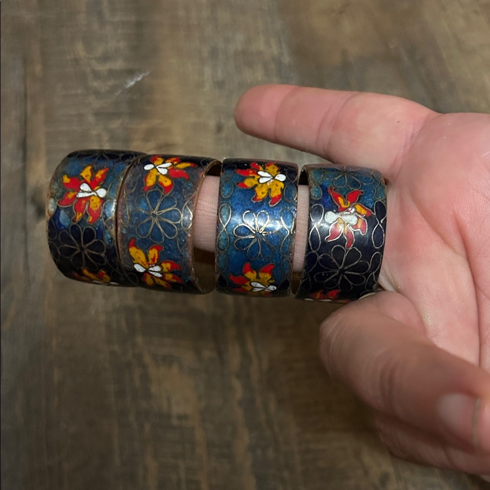 4 vintage Chinese‎ cloisonné brass and enamel napkin rings with a floral design
